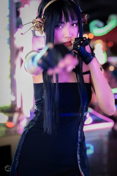 Cosplay — neon arcade, aiming